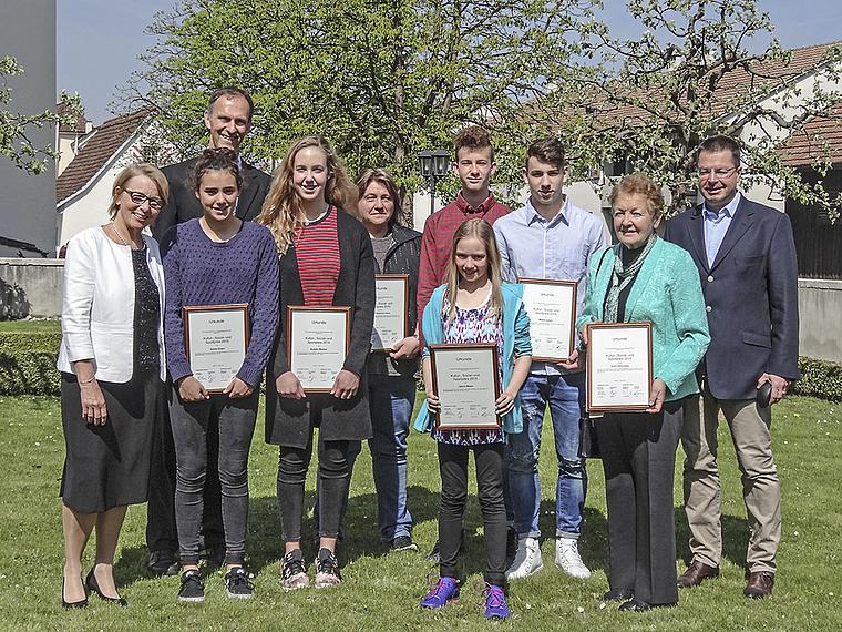 Alle Preisträger: Die Geehrten für soziales Engagement und sportliche Erfolge. Links Gemeindepräsidentin Marianne Hollinger, rechts Bürgerratspräsident Matthias Preiswerk. Foto: Tobias Gfeller