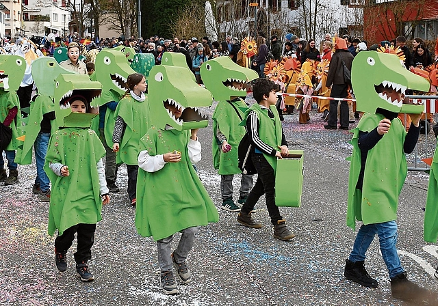 Giftgrüne Urzeit-Tiere: Durch den Dino-Schlund können die Kinder gefahrlos aus der Larve sehen.