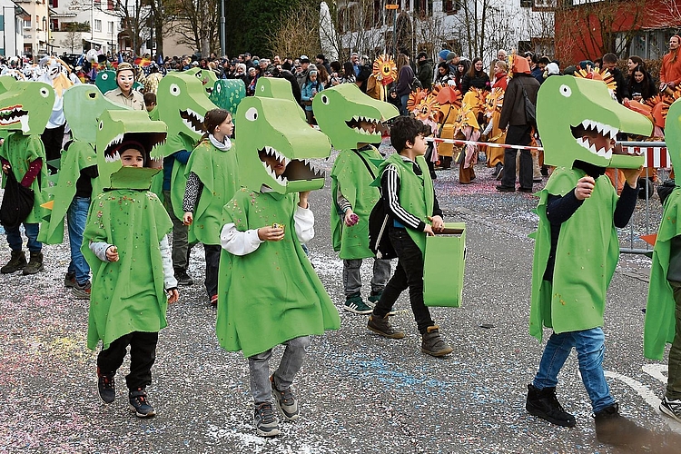 Giftgrüne Urzeit-Tiere: Durch den Dino-Schlund können die Kinder gefahrlos aus der Larve sehen.