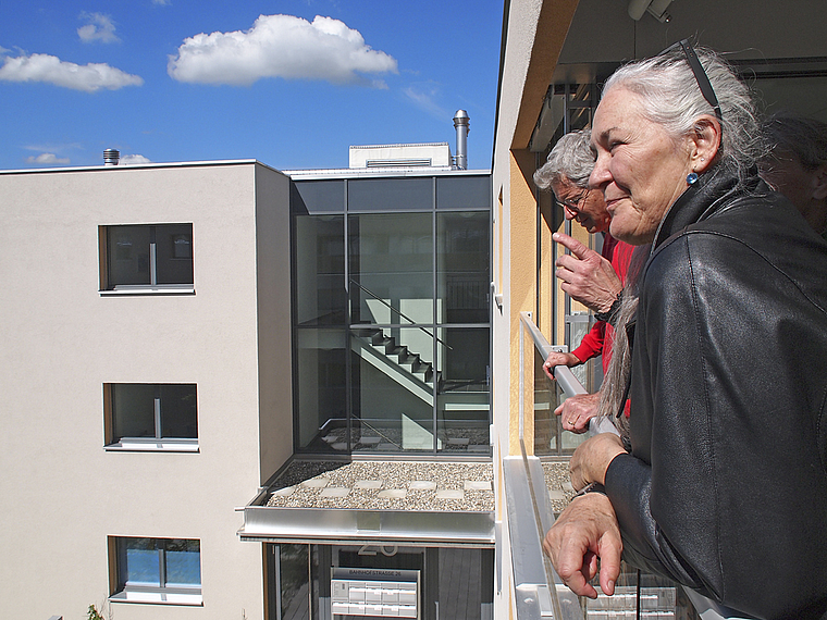 Blick vom Balkon: Interessierte Besucherinnen in der Überbauung Le Pont. Foto: Tobias Gfeller