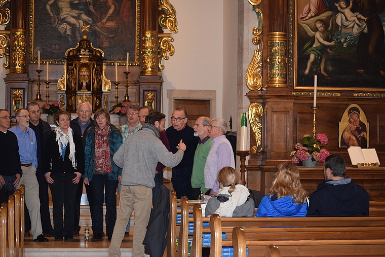 Offene Probe, offene Münder: Die Schwarzbuebe-Jodler unter der Leitung von Marius Hatt in der Klosterkirche. Foto: Bea Asper