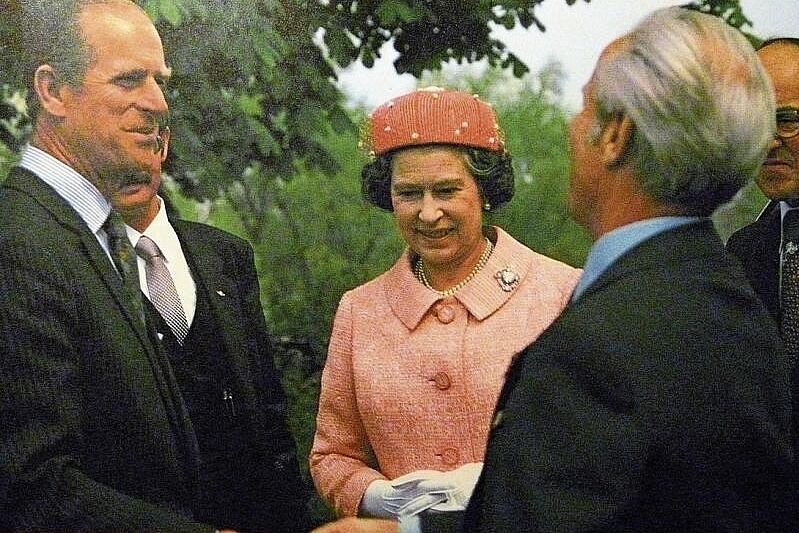 Hoher Besuch: Personen der Weltgeschichte sind ebenfalls im Fotoarchiv zu sehen. Hier besucht die Queen die Grün 80. Foto: Bürgergemeinde Münchenstein