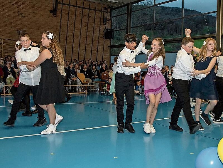 Im Tanzfieber: Schülerinnen und Schüler der 5./6. Klasse beim Tango. 
