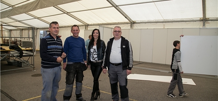 Momentaufnahme beim Aufbau: Ein Teil des OK lief am vergangenen Montag dem Fotografen vor die Linse. Thomas Harder, Elektro, Heiri Ming, Bau, Michèle Corbat, Präsidium OK, und Paul Saner, Wirtschaft. Foto: Martin Staub