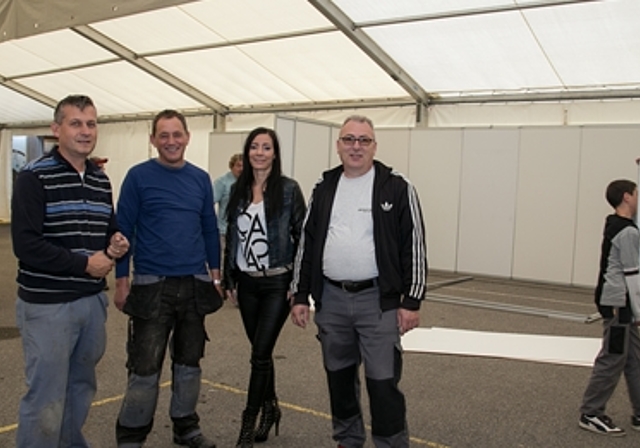 Momentaufnahme beim Aufbau: Ein Teil des OK lief am vergangenen Montag dem Fotografen vor die Linse. Thomas Harder, Elektro, Heiri Ming, Bau, Michèle Corbat, Präsidium OK, und Paul Saner, Wirtschaft. Foto: Martin Staub