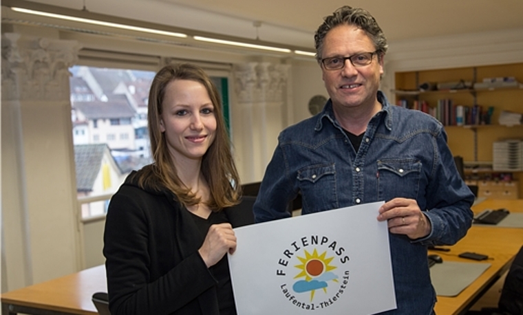 Die Hauptverantwortlichen zeigen das neu überarbeitete Logo: Sarah Stöckli und Zeno Steuri im Büro des KJF in Liestal. Foto: Martin Staub