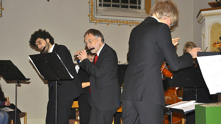 Wieder zurück: Raphael Leone (Mitte) hatte vor Jahrzehnten seinen ersten solistischen Auftritt mit dem Orchester Arlesheim. Foto: Isabelle Hitz