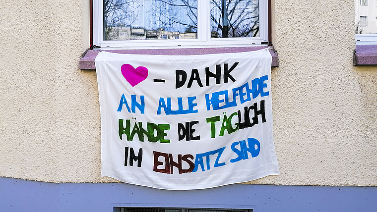 Medizinerinnen, Detailhändler und freiwillige Helferinnen: Alle leisten in dieser Krise ihren Beitrag – die Dankbarkeit dafür ist gross, wie diese selbstgemalte Fahne von Familie Eyer aus Dornach versinnbildlicht. Foto: ZVG