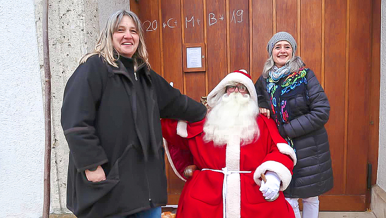 Vor einem Jahr war noch alles anders: Isabelle Wipf (l.) und Franziska Albrecht von «Attraktives Aesch» mit dem Samichlaus. Foto: zVg