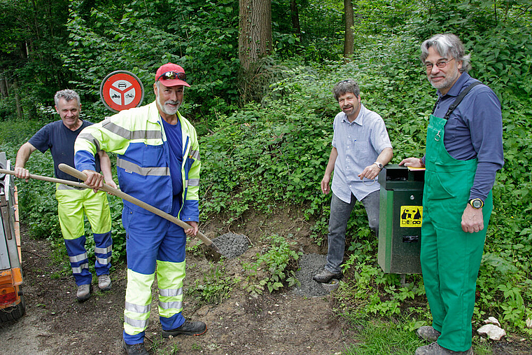 Grundsteinlegung: Hier, beim Parkplatz Schälloch, wo die erste von insgesamt 14 Infotafeln zu stehen kommt, haben die Werkhofangestellten von Zwingen, Philipp Henz und Kurt Tschan, am Mittwoch vergangener Woche den Grundstein gesetzt. Rolf Zimmerli,