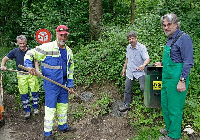 Grundsteinlegung: Hier, beim Parkplatz Schälloch, wo die erste von insgesamt 14 Infotafeln zu stehen kommt, haben die Werkhofangestellten von Zwingen, Philipp Henz und Kurt Tschan, am Mittwoch vergangener Woche den Grundstein gesetzt. Rolf Zimmerli,