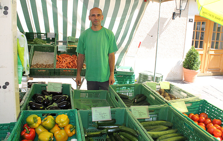 Bauernmarktoldie: Urs-Peter Hübscher verkauft seit fast zwanzig Jahren jeden Freitagmorgen im Stedtli Gemüse und Salate.   Foto: Dimitri Hofer