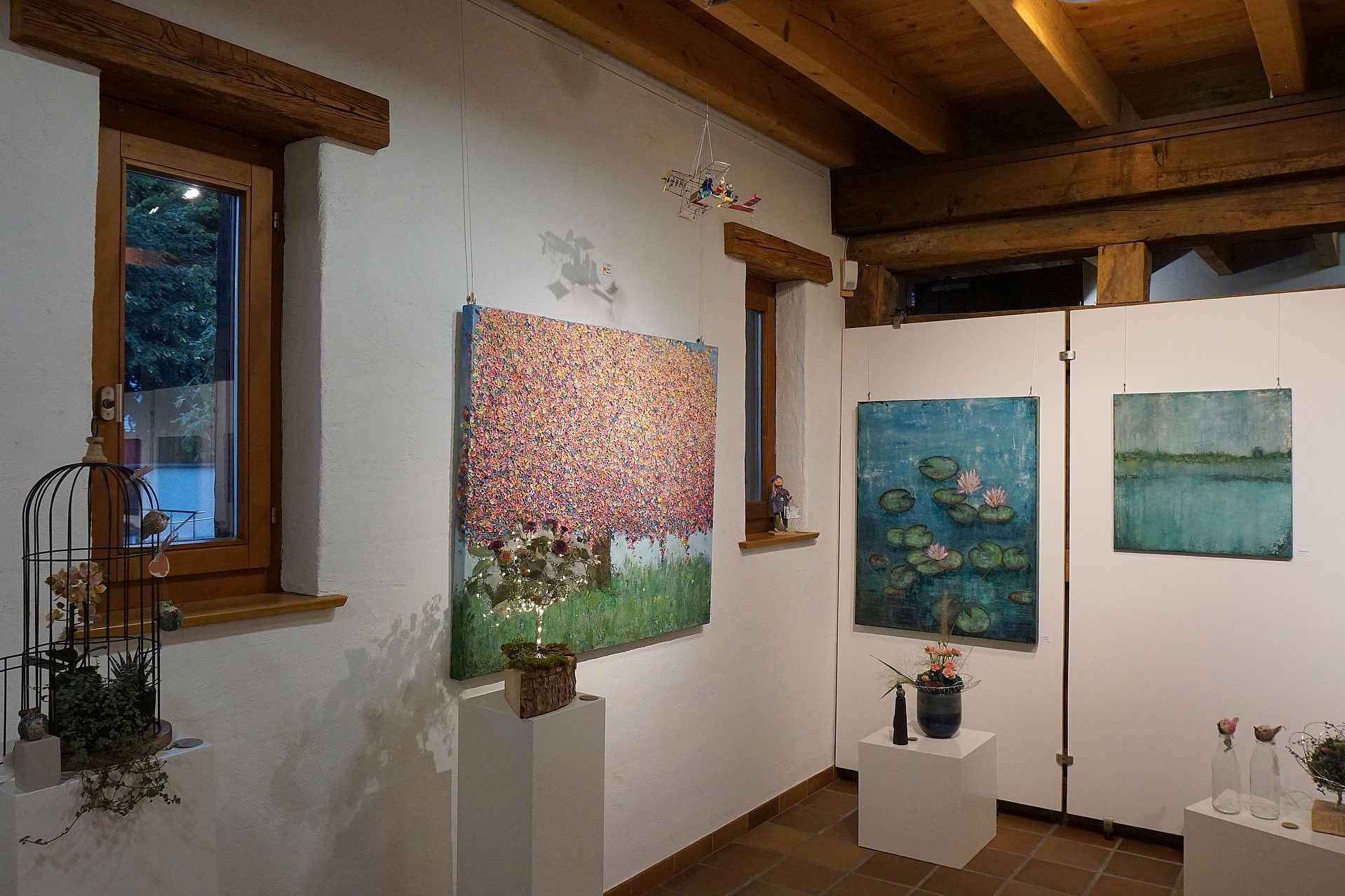 Fantasievoll und aufwendig: Die Ausstellung zeigt neben Gemälden auch Figuren aus Draht und Blumengestecke. Fantasievoll und aufwendig: Die Ausstellung zeigt neben Gemälden auch Figuren aus Draht und Blumengestecke.