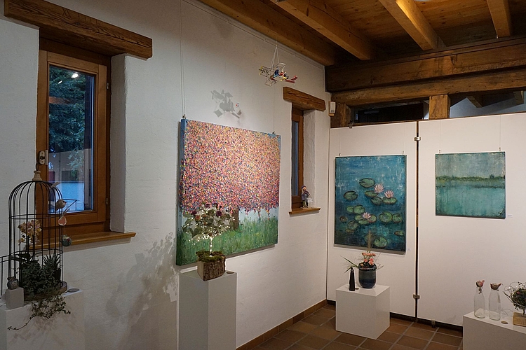 Fantasievoll und aufwendig: Die Ausstellung zeigt neben Gemälden auch Figuren aus Draht und Blumengestecke. Fantasievoll und aufwendig: Die Ausstellung zeigt neben Gemälden auch Figuren aus Draht und Blumengestecke.