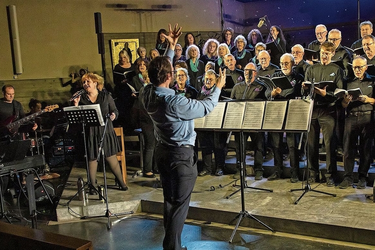Mit vollem Einsatz: Dirigent Beat Schwerzmann mit Chor, Solistin Fabienne Jäggi und Begleitband. Foto: Martin Staub