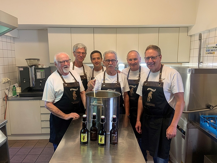Vier verschiedene Geschmacksrichtungen: (v. l.) Beda Flury, Fredi Kilchherr, Mischa Schneider, Guido Schneider, Daniel Räber und Jürg Feigenwinter haben letztes Jahr 1600 Liter «Bärenbräu» gebraut. Foto: Caspar reimer