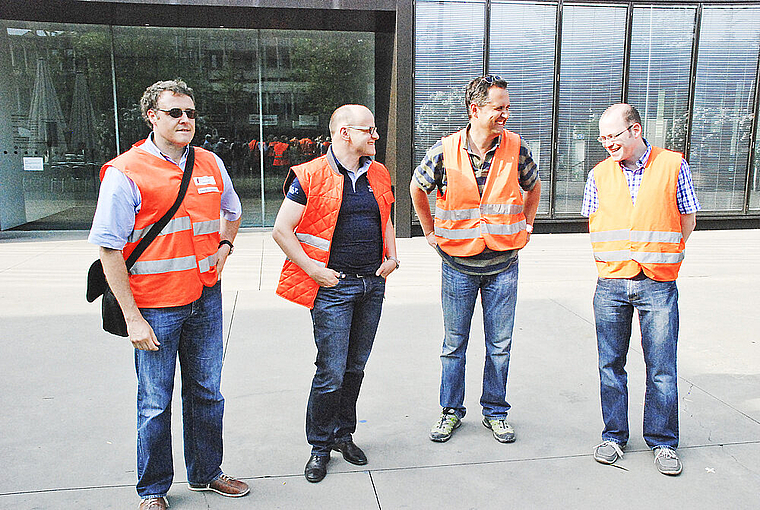 Standen Red und Antwort: Alex Mühlemann, Projektleiter; Marc G. Rueff, Leiter Mobilität, Ver- und Entsorgung; Tobias Zänglein und Urs Willimann von der ausführenden Firma Gruner AG (v. l.) Foto: Thomas Brunnschweiler