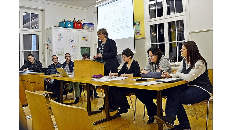 Ruhiger Abend: Gemeindepräsidentin Susanne Koch (Mitte) und der Gemeinderat hatten nur ganz vereinzelte Fragen zu beantworten.Foto: Roland Bürki