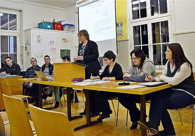 Ruhiger Abend: Gemeindepräsidentin Susanne Koch (Mitte) und der Gemeinderat hatten nur ganz vereinzelte Fragen zu beantworten.Foto: Roland Bürki 