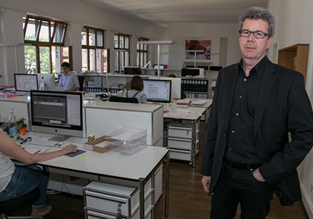 Heinz L. Jeker in seinem Architekturbüro: Er freut sich auf mehr Zeit für Beruf und Familie. Foto: Martin Staub 