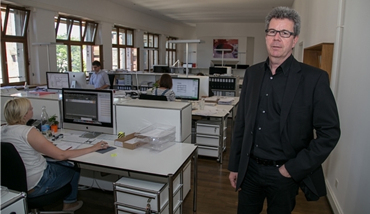 Heinz L. Jeker in seinem Architekturbüro: Er freut sich auf mehr Zeit für Beruf und Familie. Foto: Martin Staub