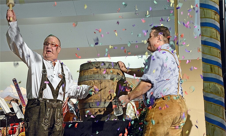 <em>Da war die Welt noch in Ordnung: </em>Der Erschwiler Bürgermeister (Urs Heizmann, l.) und der noch quicklebendige Tubist Toni Blaser (Werner Kamber) beim «Ozapf’n». Foto: Roland Bürki