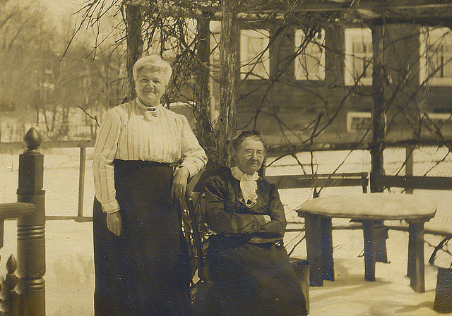 Einziges existierendes Foto: Caroline Weldon alias Susanna Carolina Faesch (sitzend) in einer Aufnahme von 1915.  Foto: ZVG