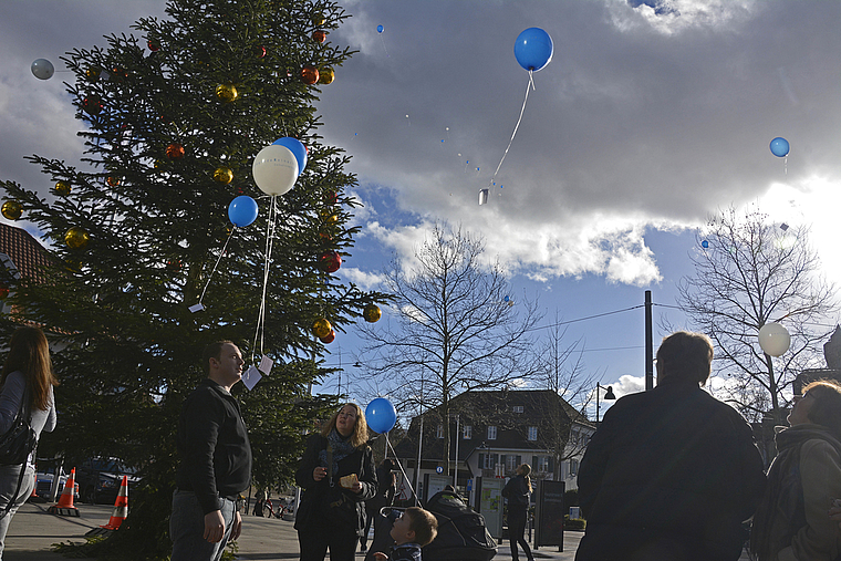 Mit den besten Wünschen an den Finder: Blau-weisse Luftballons flogen im Anschluss an den Reinacher Neujahrsapéro in alle Welt hinaus.  Foto: Heiner Leuthardt