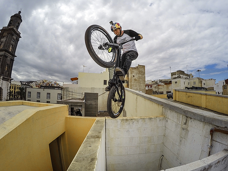 Highlight am Bikefestival Basel: Youtube-Star Danny MacAskill, hier mit seinem Bike über den Dächern von Las Palmas – das spektakuläre Youtube-Video endet mit einem Sprung aus zehn Metern Höhe in den Atlantik. Foto: ZVG