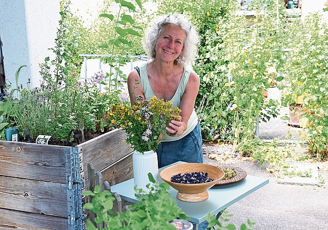 Die Pflanzenflüsterin: Madeleine Michel aus Hochwald hat sich der Kräuterkunde verschrieben. Foto: Fabia Maieroni