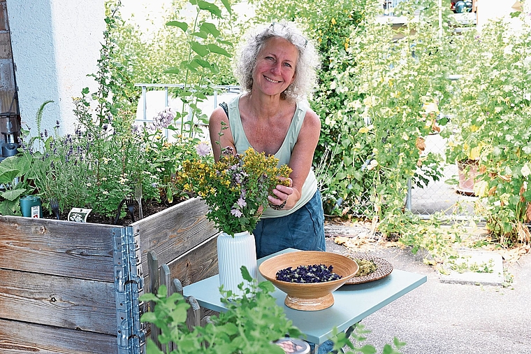 Die Pflanzenflüsterin: Madeleine Michel aus Hochwald hat sich der Kräuterkunde verschrieben. Foto: Fabia Maieroni