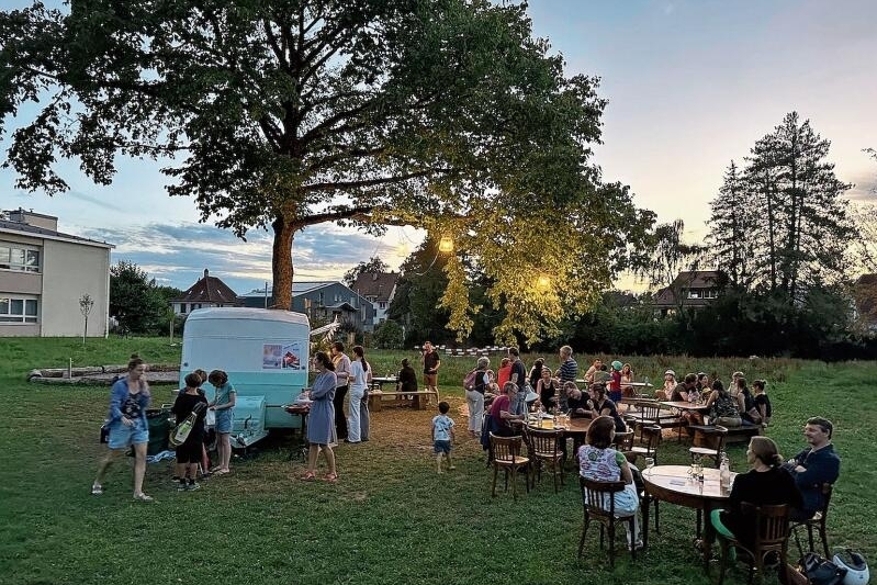Bringt die Menschen zusammen: Das Sommerbistro auf der Wiese in der Oberen Loog. Fotos: zvg