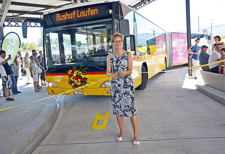 In bester Laune: Eine aufgestellte RegierungsrätinSabine Pegoraro schneidet das Eröffnungsband durch wie nebenan auch Stapi Alex Imhof und Patrick Zingg von PostAuto. Foto: Roland Bürki