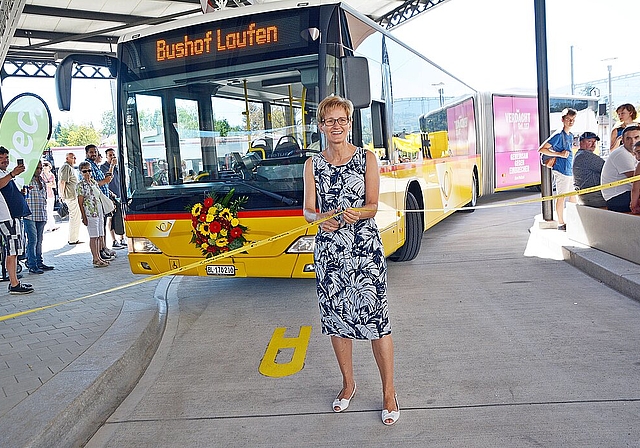 In bester Laune: Eine aufgestellte RegierungsrätinSabine Pegoraro schneidet das Eröffnungsband durch wie nebenan auch Stapi Alex Imhof und Patrick Zingg von PostAuto. Foto: Roland Bürki