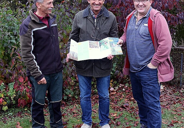 Wollen Wissenswertes über den Wald vermitteln: (v.l.) Josef Borer, Förster, Geri Kaufmann, Projektleitung und Markus Christ, von der regionalen Arbeitsgruppe.Foto: Gaby Walther