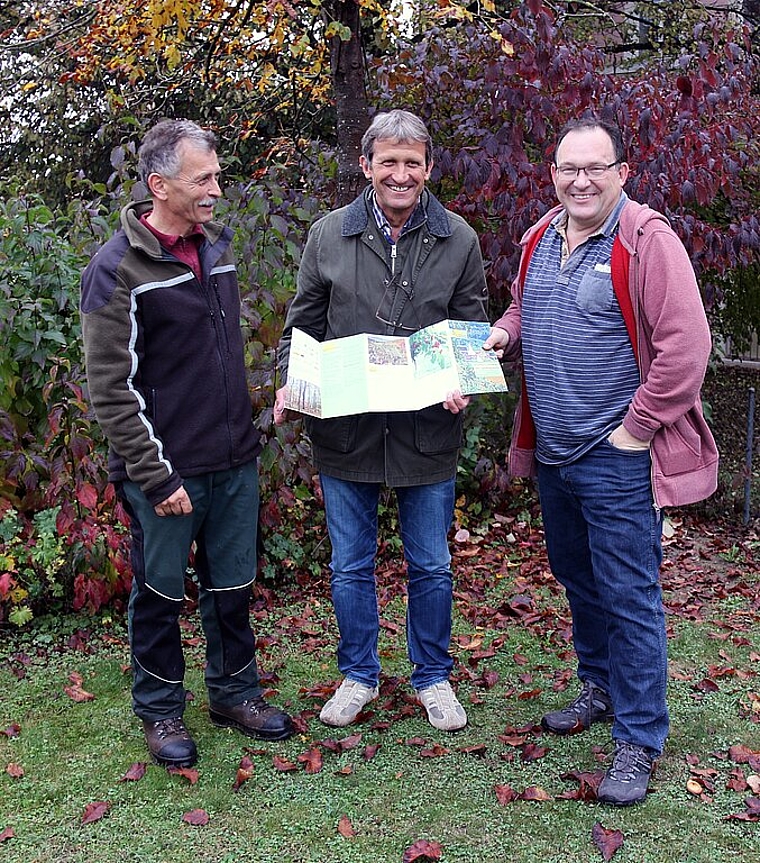 Wollen Wissenswertes über den Wald vermitteln: (v.l.) Josef Borer, Förster, Geri Kaufmann, Projektleitung und Markus Christ, von der regionalen Arbeitsgruppe.Foto: Gaby Walther