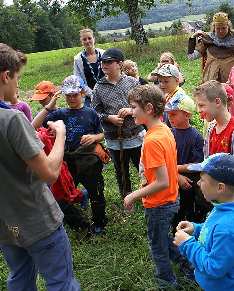 Spiel auf der Wiese: Burlone verteilt Bändeli. Foto: Jürg Jeanloz