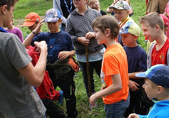 Spiel auf der Wiese: Burlone verteilt Bändeli. Foto: Jürg Jeanloz