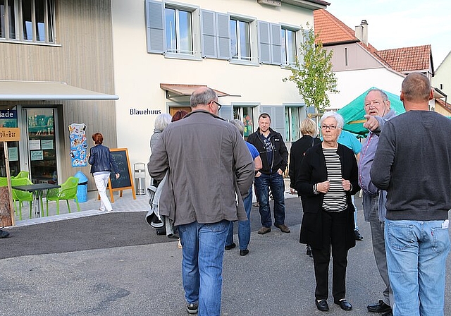 Dorfzentrum: Rechts unten im Blauehuus ist die Kita, links oben das Dorfstübli. Fotos: Gini Minonzio
