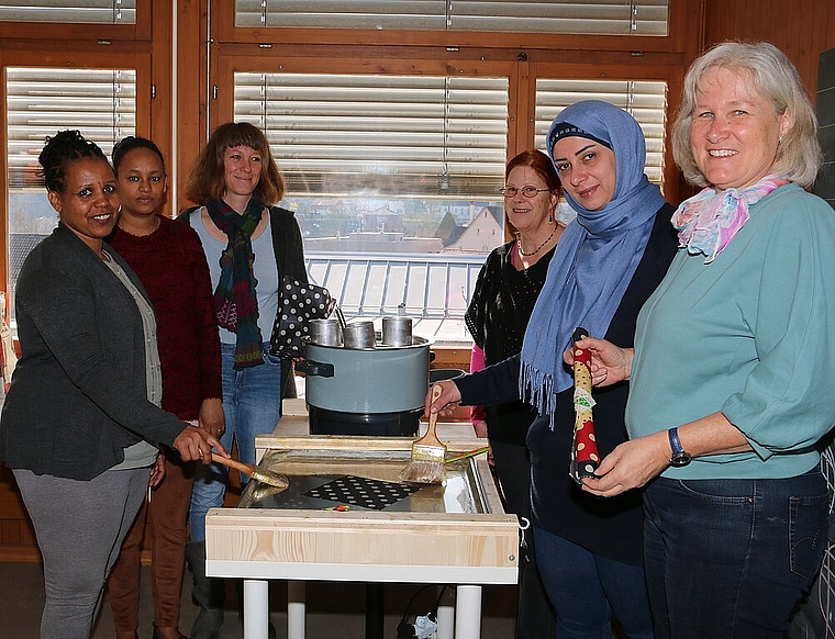 <em>Zusammenarbeit: </em>Carole Seeberger (r.) mit einigen Atelier-Frauen. Sie stellen im Augenblick Bienenwachstücher her.Foto: Gini MInonzio