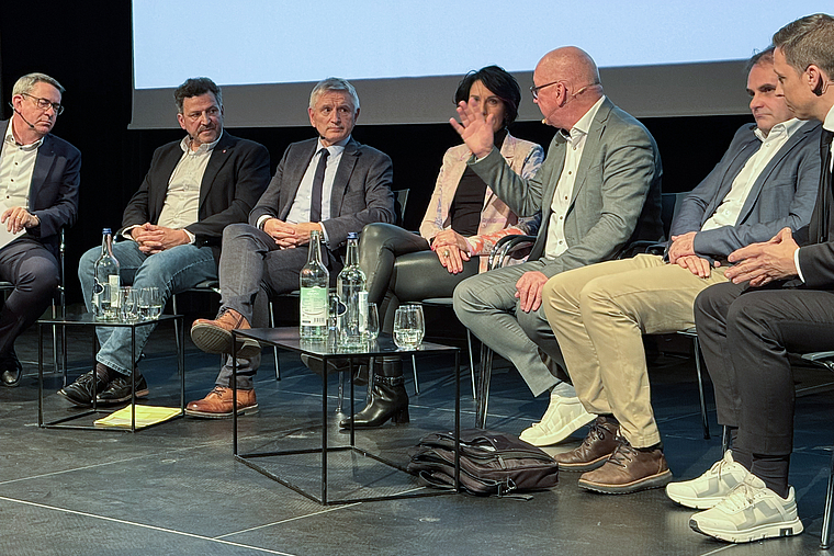 Auf dem Podium: Es diskutierten (v.l.) unter der Moderation von Martin Dätwyler Yves-Alain Fleury, Charles Juillard, Sandra Sollberger, Isaac Reber, Roger Schibler und Christian Imark. Foto: Thomas Immoos