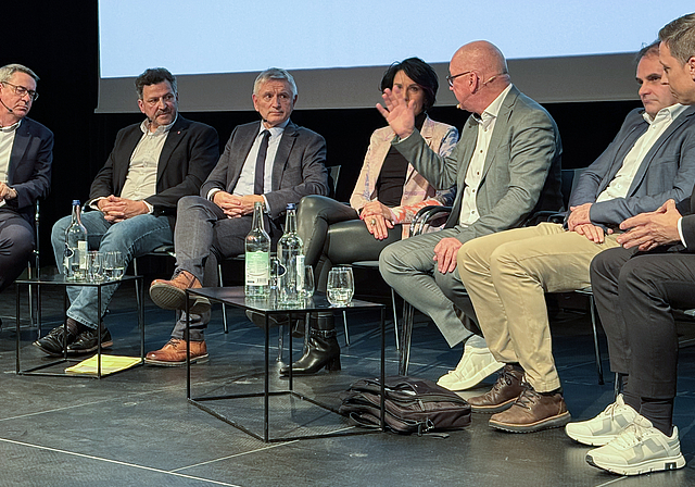 Auf dem Podium: Es diskutierten (v.l.) unter der Moderation von Martin Dätwyler Yves-Alain Fleury, Charles Juillard, Sandra Sollberger, Isaac Reber, Roger Schibler und Christian Imark. Foto: Thomas Immoos
