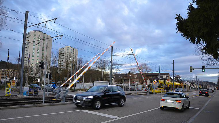 Haltestelle Surbaum: Entlang der Baselstrasse sind die diversen Tramübergänge verkehrstechnische Nadelöhre. Foto: Thomas Kramer