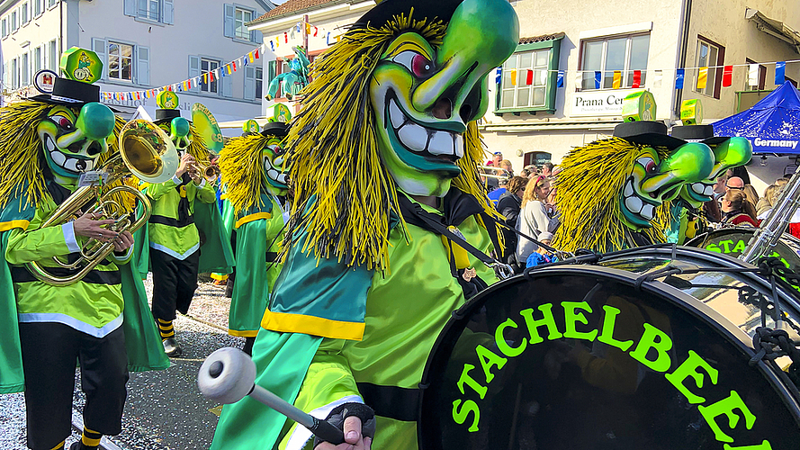 Verstärkung: Auch die Basler Stechelbeeri beehren Reinach mit ihrem Besuch. Ob das Wetter an der Basler Fasnacht aber so schön sein wird?