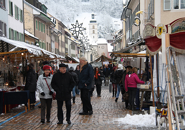 Festlich und verschneit: Der Christchindlimärt in Laufen.  Foto: Gaby Walther
