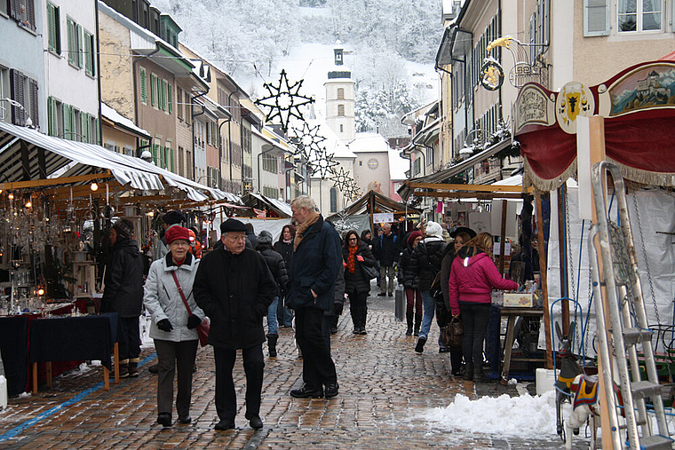 Festlich und verschneit: Der Christchindlimärt in Laufen. Foto: Gaby Walther