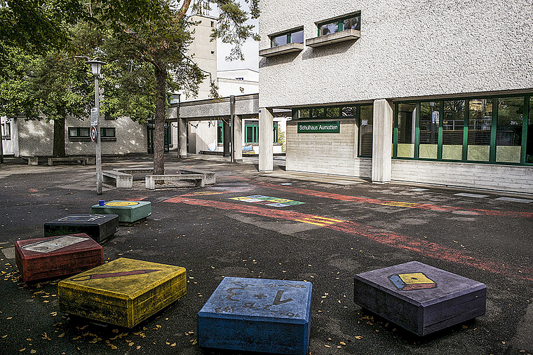 Primarschulhaus Aumatten: Die Sanierung und der Ausbau der Reinacher Schulanlagen kosten mehr. Foto: Kenneth Nars