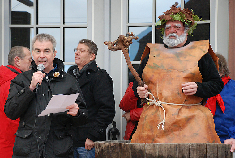 Auftakt zur Fasnacht: Dieter Bloch, der Schöpfer der neuen Blagette, und der Rebgeist (v. l.). Foto: Thomas Brunnschweiler