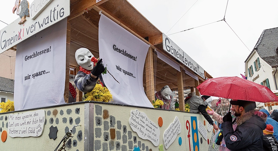 Sparmassnahmen: «Die Zünftige» machten die schwierige finanzielle Lage Reinachs zum Thema. Sparmassnahmen: «Die Zünftige» machten die schwierige finanzielle Lage Reinachs zum Thema.