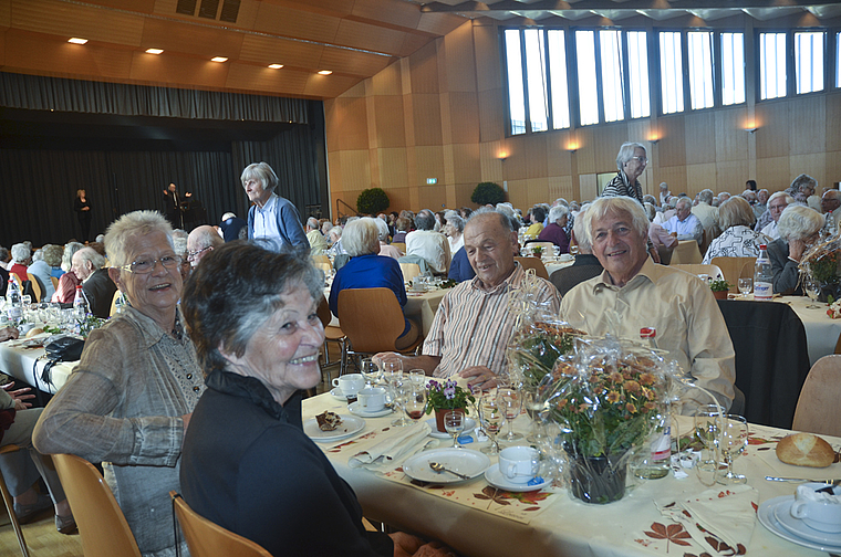 Fröhliche Stimmung: Die Senioren wurden von der Gemeinde eingeladen. Foto: jay altenbach